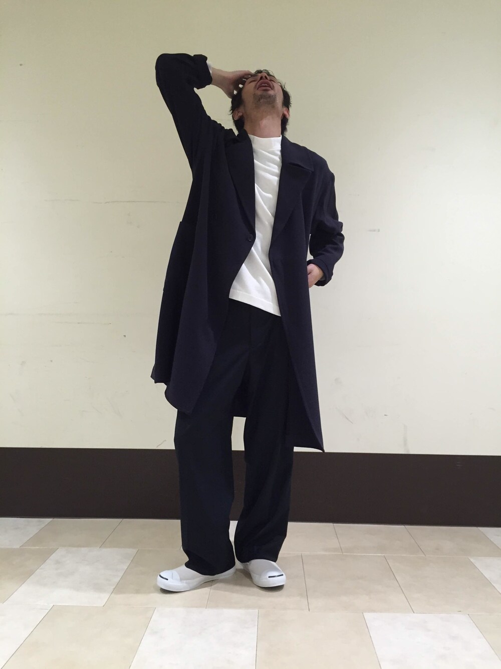 「春コーデ、シンプル、ステンカラー、モックネック、ワイドパンツ、ネイビー×ホワイト、ネイビーコーデ」｜「ADAM ET ROPE'のアイテム（ステンカラーコート、ブルー系）」を使った、HOSOさん（メンズ・175cm）の春コーディネートの1枚目の写真