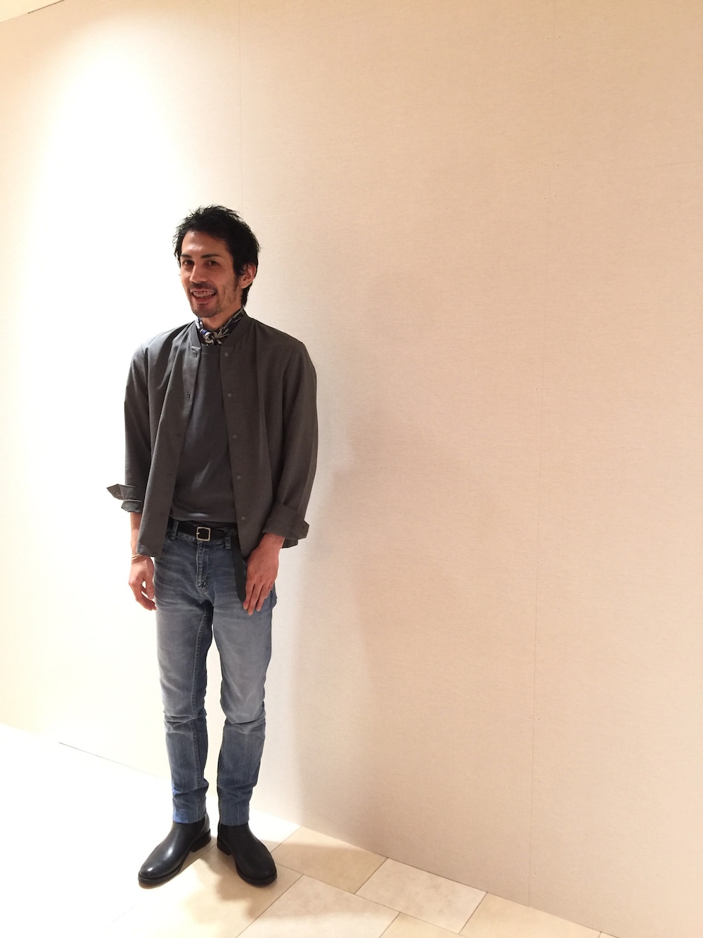 「MA-1、グレー、スリムデニム、serge、デニム、アダムエロペ(ADAM ET ROPE')、ブーツ、ブラックブーツ」｜「ADAM ET ROPE'のポリエステルバーシティジャケット（ブルゾン、グレー系）」を使った、HOSOさん（メンズ・175cm）の秋コーディネートの1枚目の写真