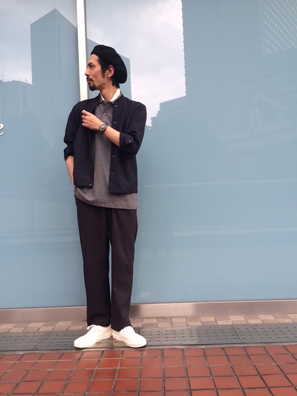 「ベレー帽、MA-1、ラコステ、L1212、VANS、白スニーカー、イージーパンツ、きれいめカジュアル」｜「ADAM ET ROPE'のアイテム（ハンチング/ベレー帽、ブラック系）」を使った、HOSOさん（メンズ・175cm）の秋コーディネートの1枚目の写真