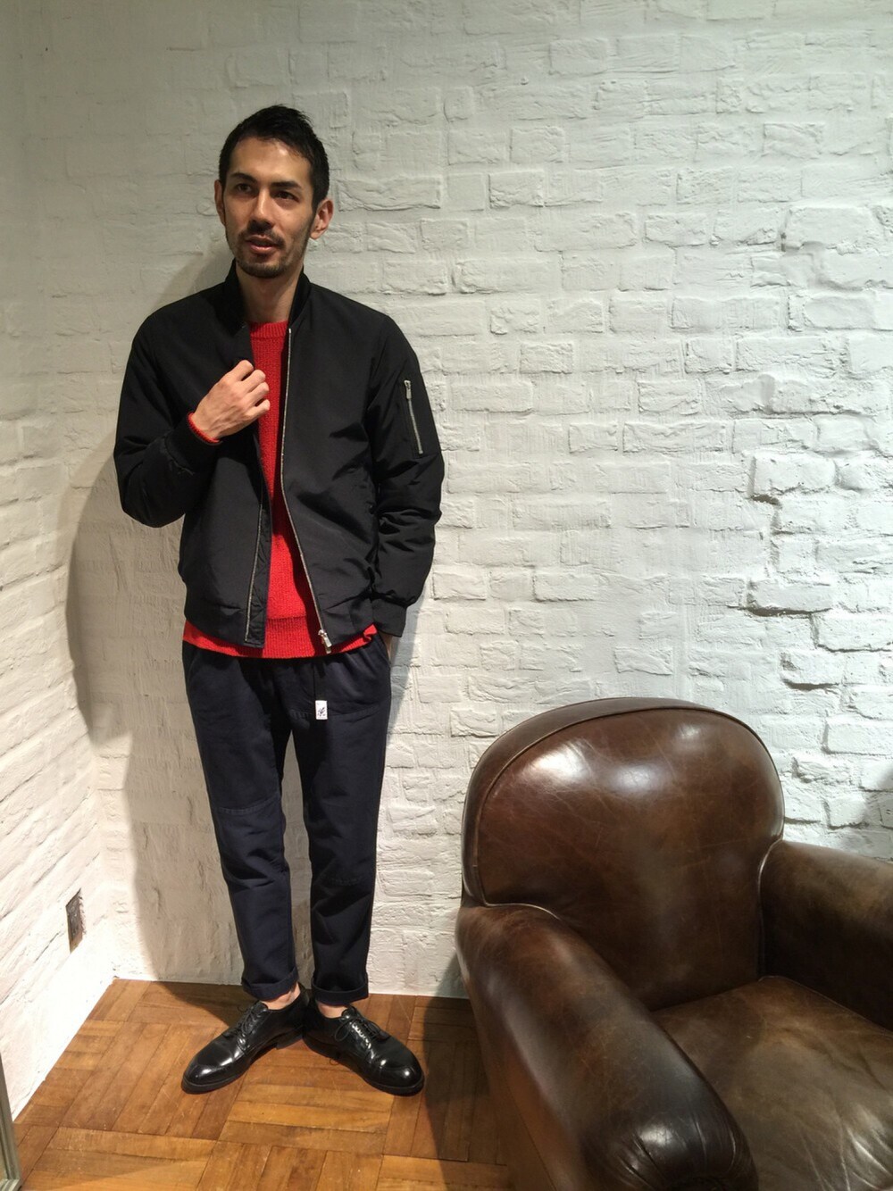 「streetstyle、グラミチ、グラミチ別注、ニット、赤ニット、MA-1、オールデン、革靴、ブラックコーデ」｜「ADAM ET ROPE'の撥水高密度オックス MA-1（MA-1、ブルー系）」を使った、HOSOさん（メンズ・175cm）の秋コーディネートの1枚目の写真