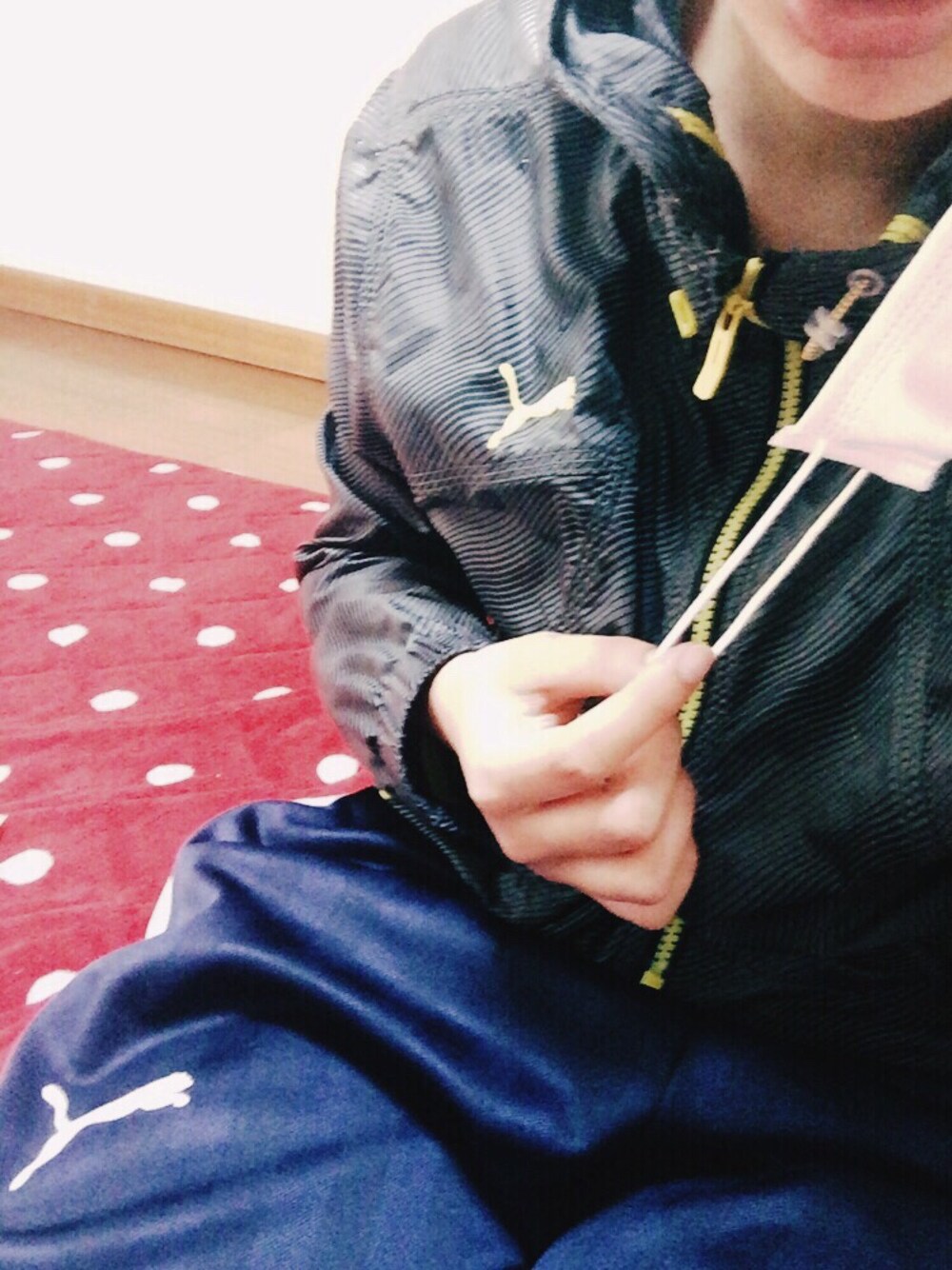 グレー系のナイロンジャケット、ブルー系のパンツ、ホワイト系のアクセサリーを着用したレディースの夏コーディネートの1枚目の写真