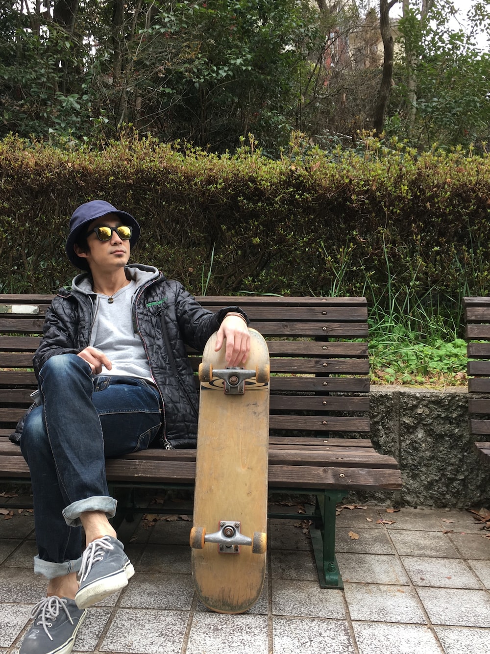「スケータースタイル、ニューエラ、サングラス、ゲイ、迷彩、スケボー、あそび、sperry、リーバイス、おもしろい」｜「NEW ERAのNEWERA×GORE-TEX ADVENTURE HAT NAVY（ハット、ブルー系）」を使った、とーるさん（メンズ・179cm）の冬コーディネートの1枚目の写真