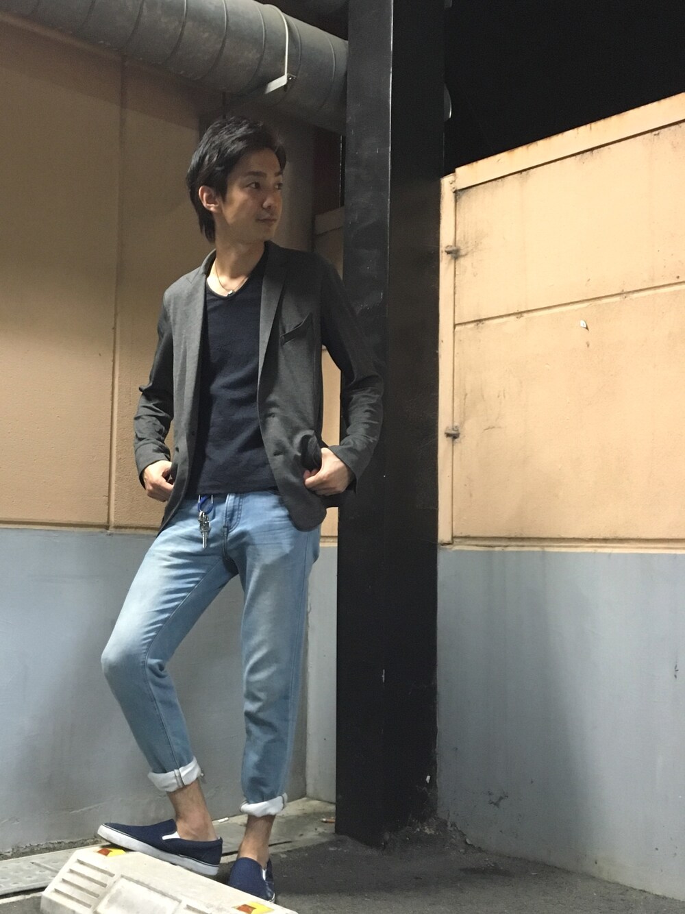 「ラウワン、休日スタイル、大人カジュアル、きれいめカジュアル、スニーカー、ジャケットスタイル、デニム、シンプル、シンプルコーデ」｜「NICOLE CLUB FOR MENのアイテム（テーラードジャケット、グレー系）」を使った、とーるさん（メンズ・179cm）の夏コーディネートの1枚目の写真