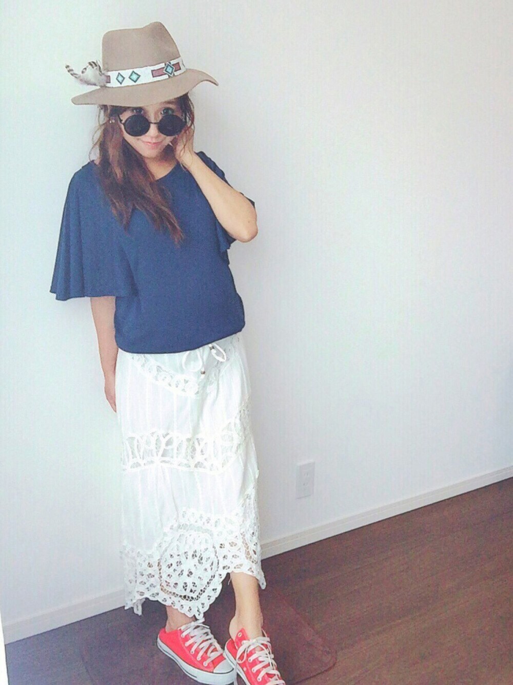 ブルー系のTシャツ/カットソー、レッド系のスニーカー、レッド系のスニーカーを着用したレディースの夏コーディネートの1枚目の写真