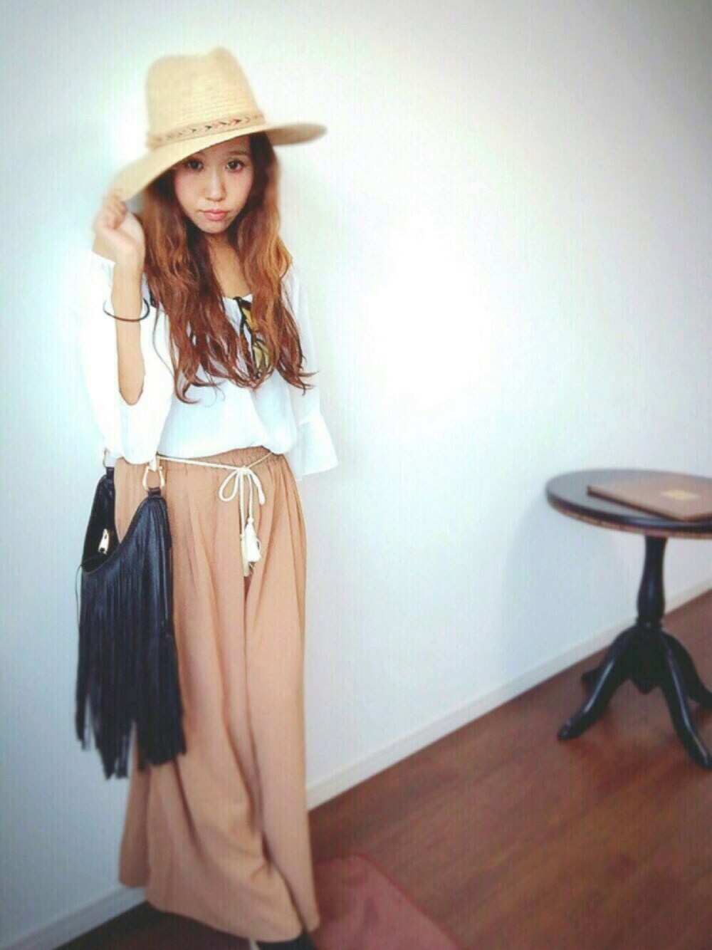 ホワイト系のTシャツ/カットソー、ブラウン系のその他パンツ、ブラック系のショルダーバッグを着用したレディースの夏コーディネートの1枚目の写真