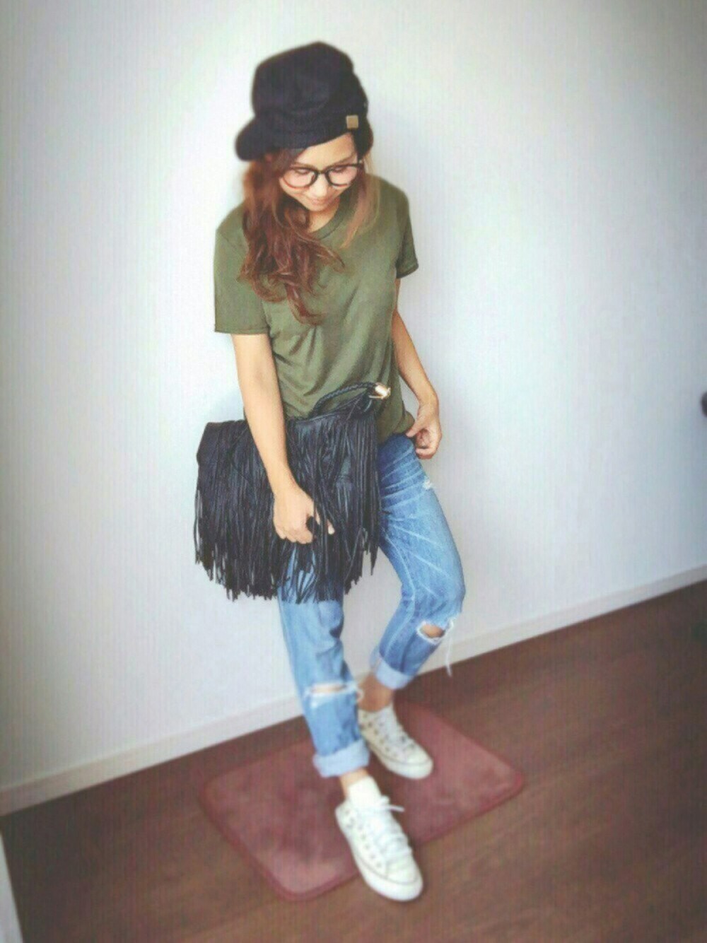 グリーン系のTシャツ/カットソー、ブラック系のショルダーバッグ、ブルー系のデニムパンツを着用したレディースの夏コーディネートの1枚目の写真