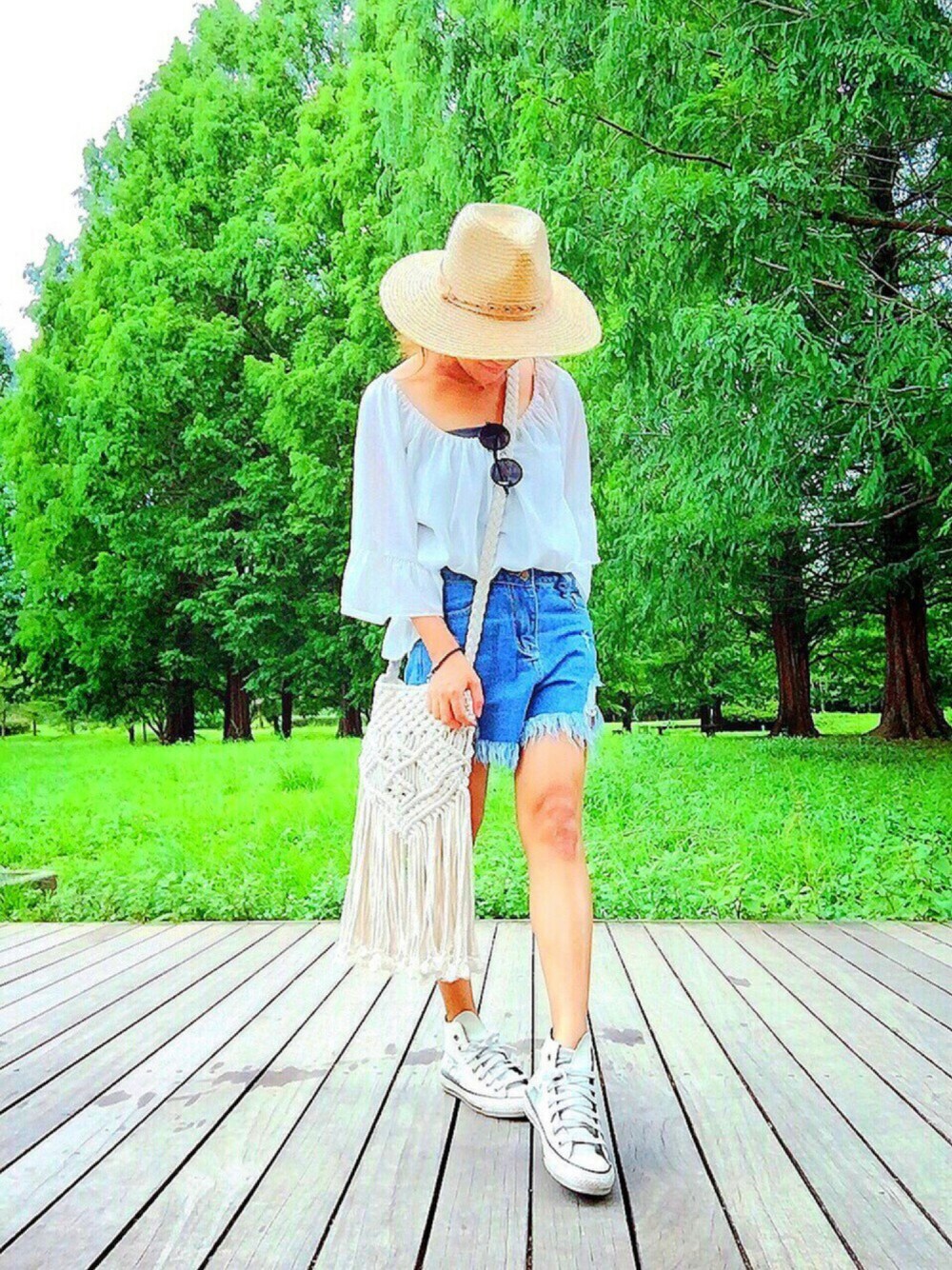 ホワイト系のTシャツ/カットソー、ホワイト系のスニーカー、ブルー系のデニムパンツを着用したレディースの夏コーディネートの1枚目の写真