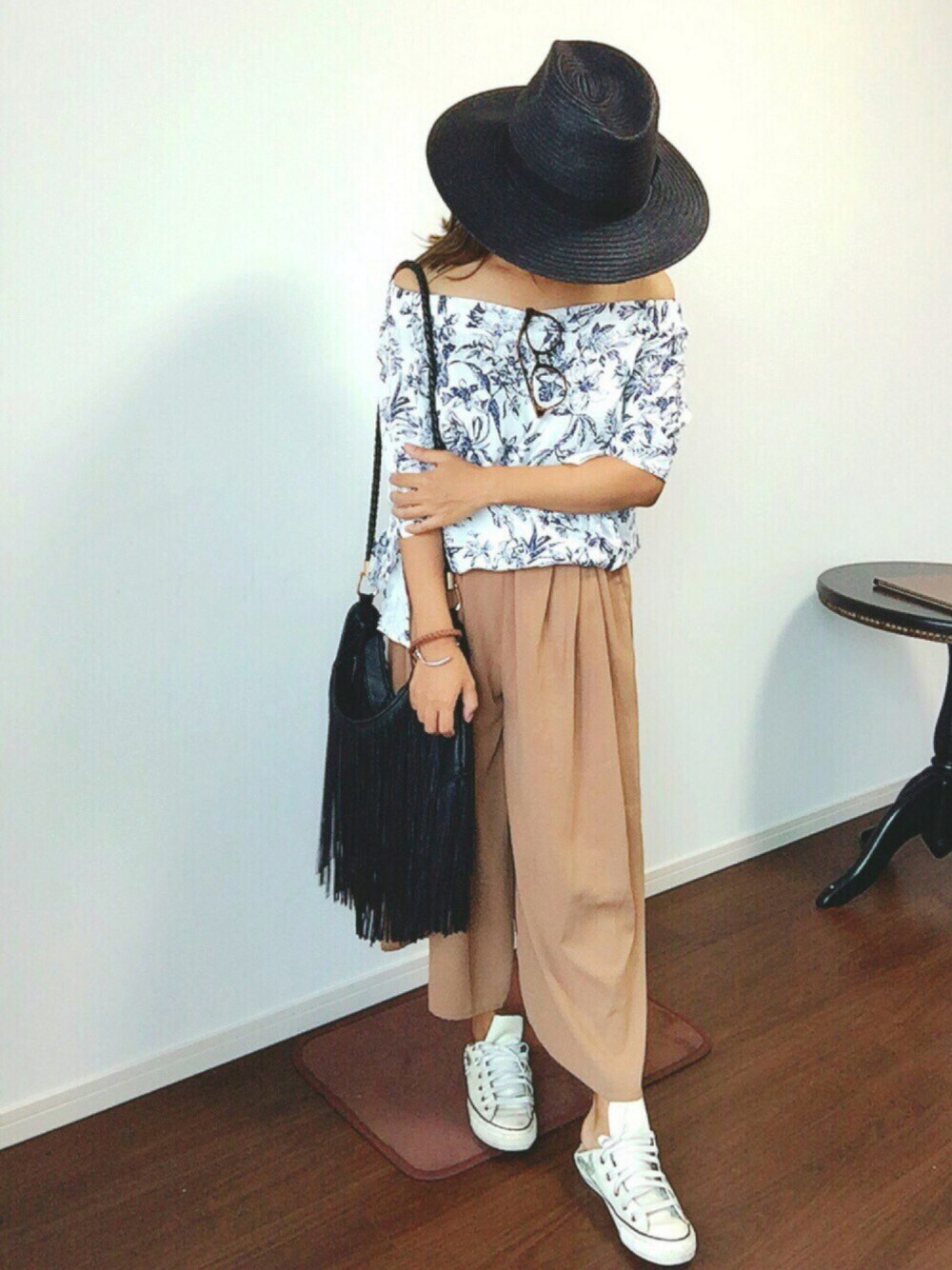 ホワイト系のシャツ/ブラウス、ブラック系のショルダーバッグ、ホワイト系のスニーカーを着用したレディースの秋コーディネートの1枚目の写真