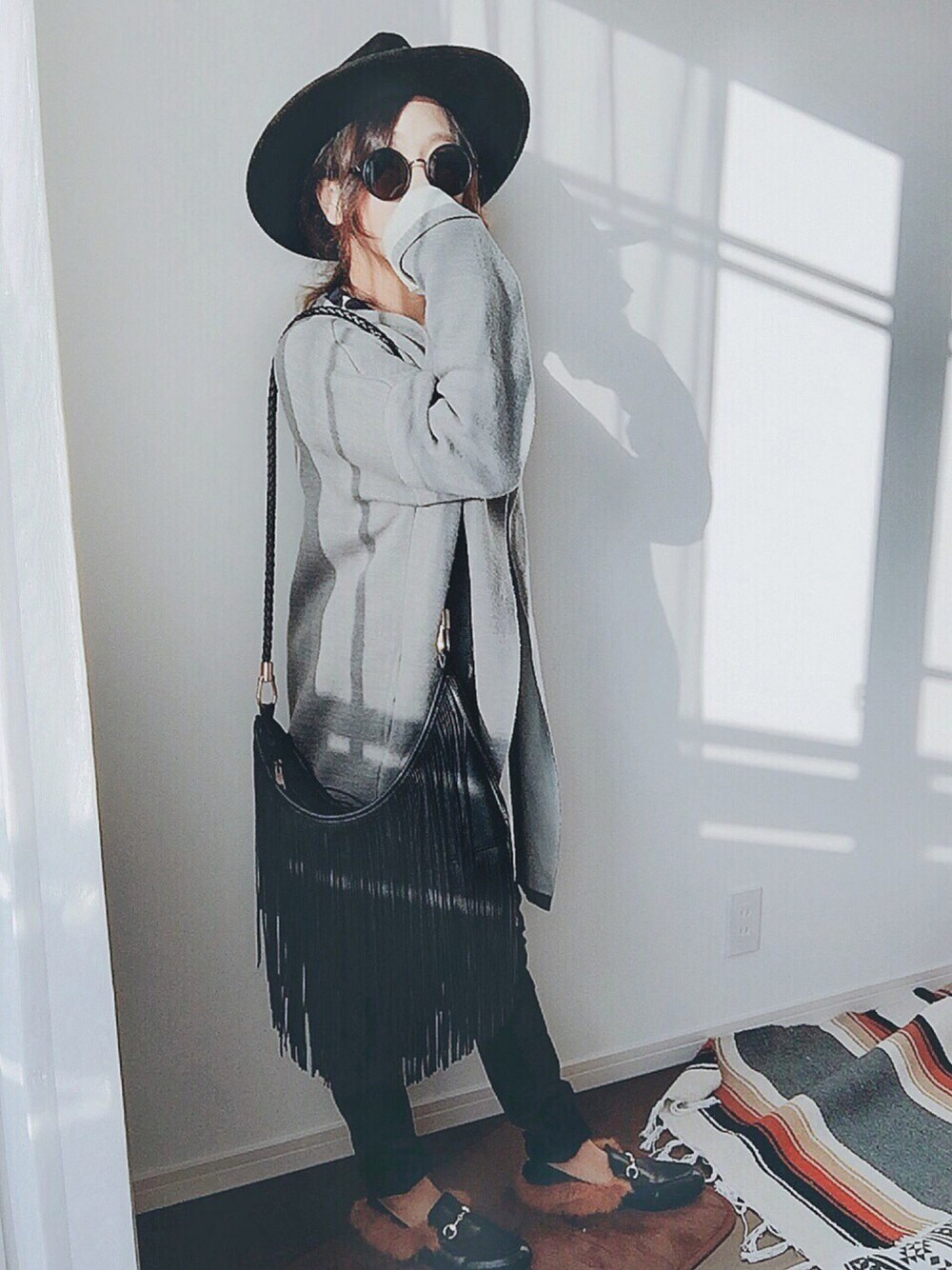 グレー系のニット/セーター、ブラック系のショルダーバッグ、ブラック系のその他パンツを着用したレディースの秋コーディネートの1枚目の写真