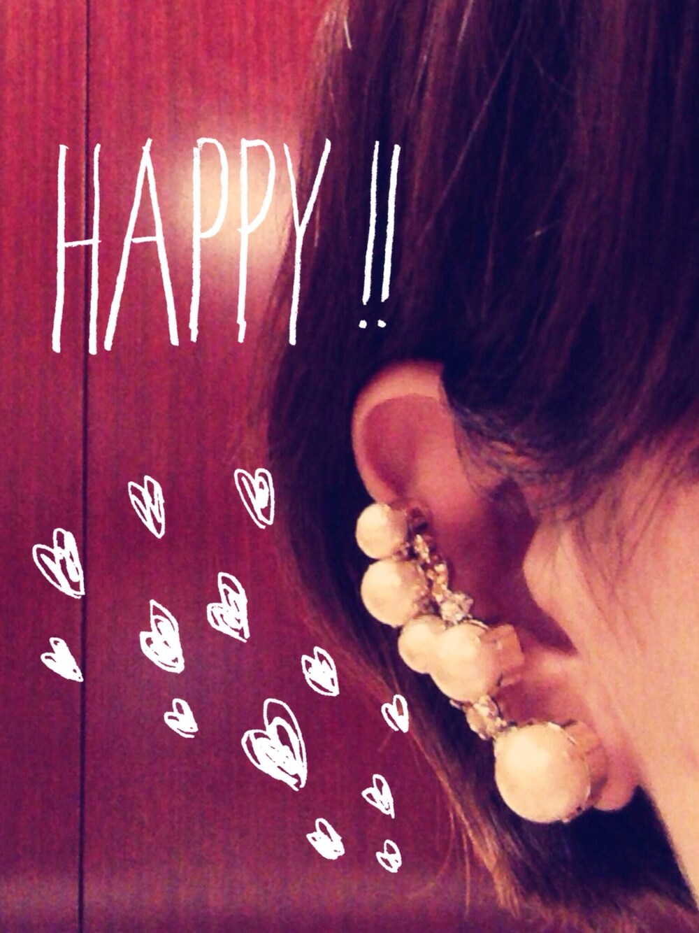 ゴールド系のイヤリングを着用したレディースの冬コーディネートの1枚目の写真