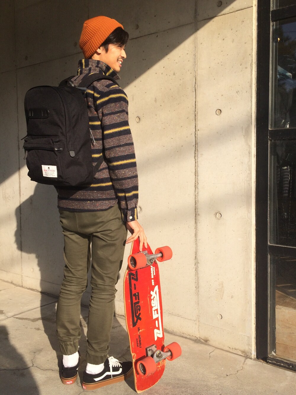 ブルー系のシャツ/ブラウス、ブラック系のバックパック/リュック、グリーン系のその他パンツを着用したメンズの冬コーディネートの1枚目の写真