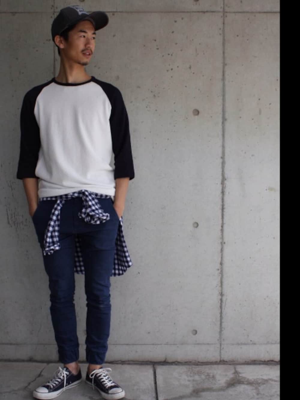 ホワイト系のTシャツ/カットソー、グリーン系のシャツ/ブラウス、ブルー系のその他パンツを着用したメンズの冬コーディネートの1枚目の写真