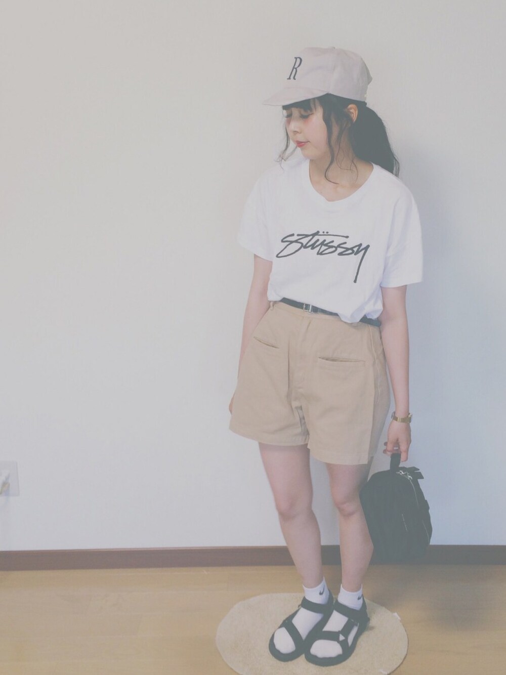「カジュアルコーデ、シンプル、白、Kastane、白Tシャツ、ショートパンツ」｜「Stussy WomenのSmooth Stock Boxy Tee（Tシャツ/カットソー、ホワイト系）」を使った、CHiiiさん（レディース・163cm）の夏コーディネートの1枚目の写真
