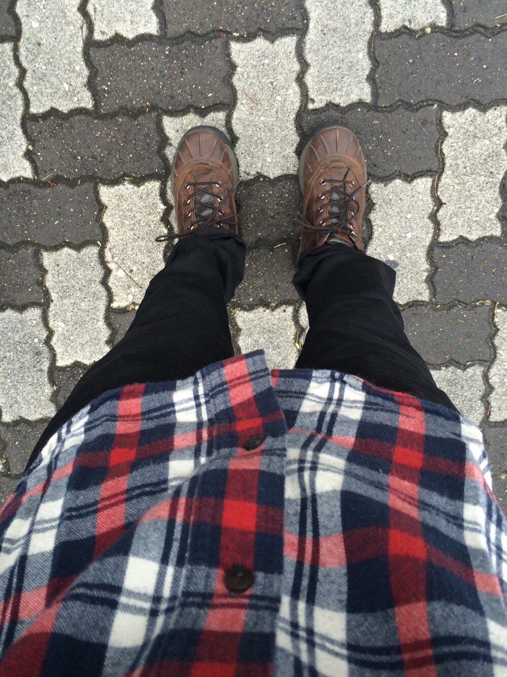 ブラック系のデニムパンツ、その他のシャツ/ブラウス、ブラウン系のブーツを着用したメンズの秋コーディネートの1枚目の写真