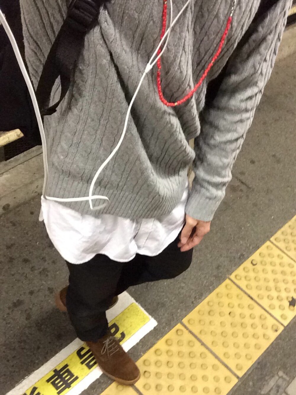 ブラック系のバックパック/リュック、グレー系のトップス、ホワイト系のシャツ/ブラウスを着用したメンズの秋コーディネートの1枚目の写真