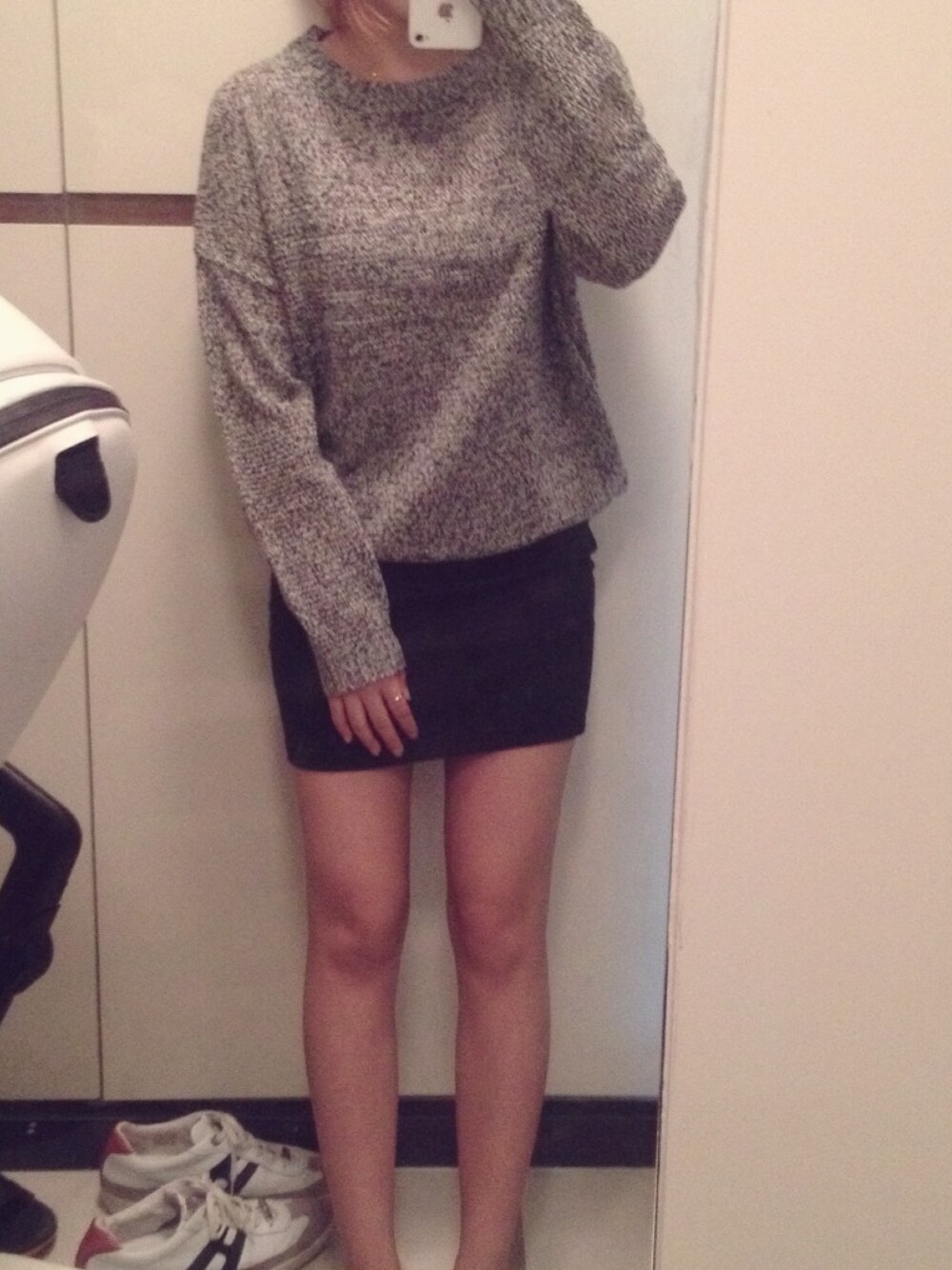 「knit、가을코디、skirt」｜「noneのアイテム（ニット/セーター、グレー系）」を使った、HYEさん（レディース・153cm）の秋コーディネートの1枚目の写真