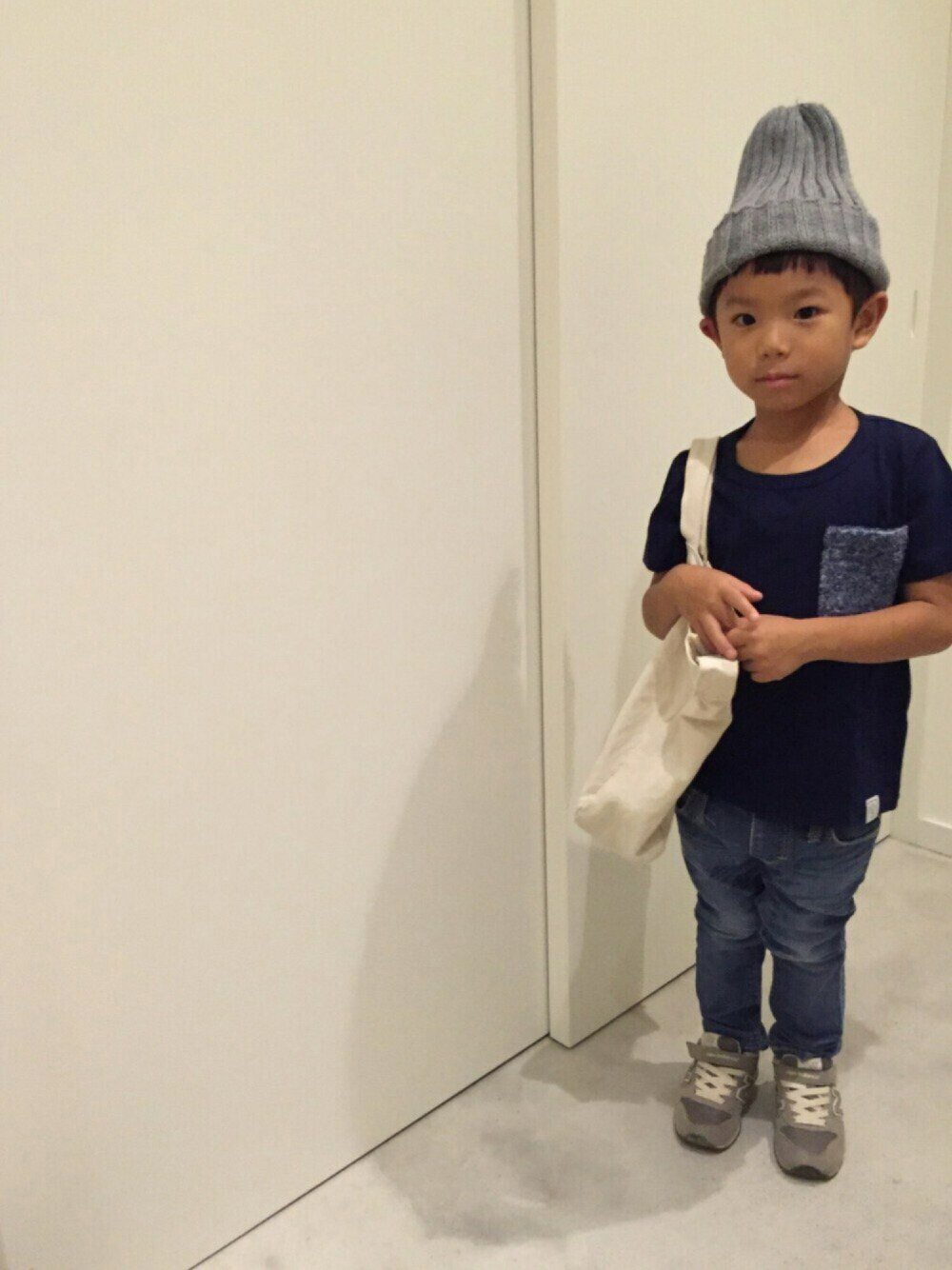 ブルー系のデニムパンツ、ブルー系のTシャツ/カットソー、ブルー系のTシャツ/カットソーを着用したキッズの夏コーディネートの1枚目の写真