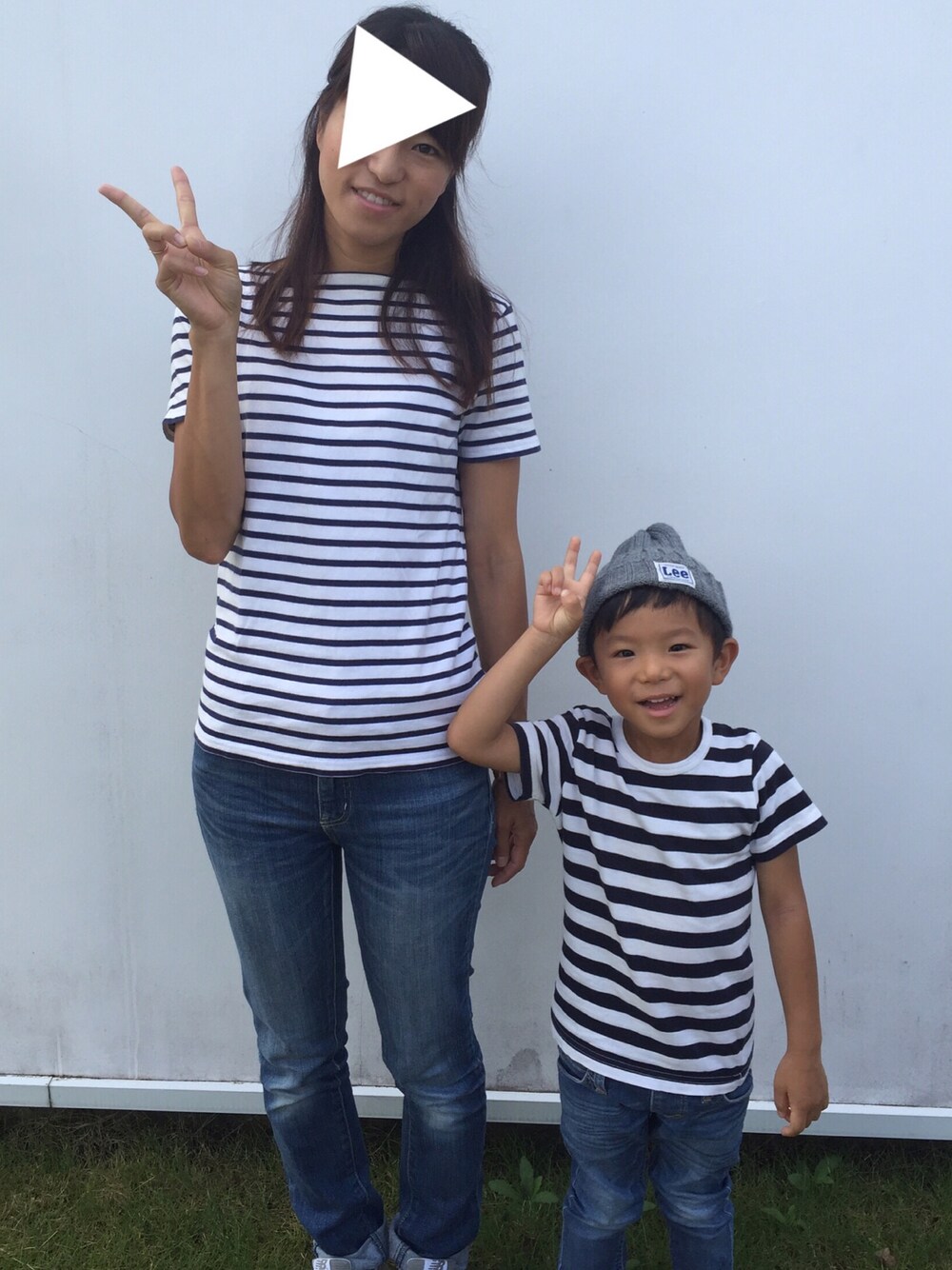 ブルー系のデニムパンツ、ホワイト系のTシャツ/カットソー、グレー系のスニーカーを着用したキッズの秋コーディネートの1枚目の写真