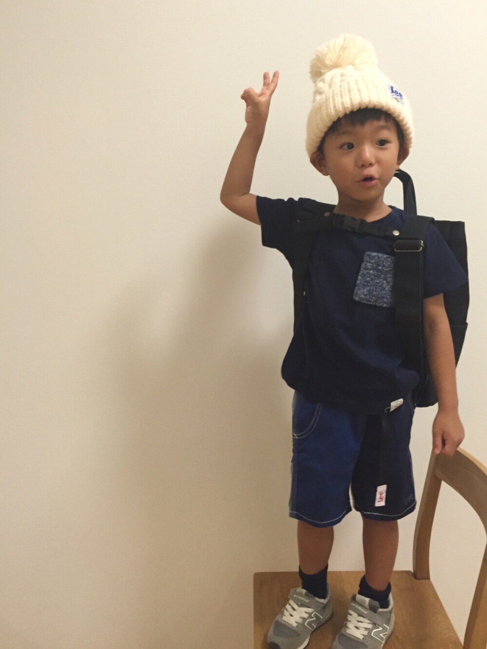 ブルー系のその他パンツ、グレー系のスニーカー、ブルー系のTシャツ/カットソーを着用したキッズの秋コーディネートの1枚目の写真