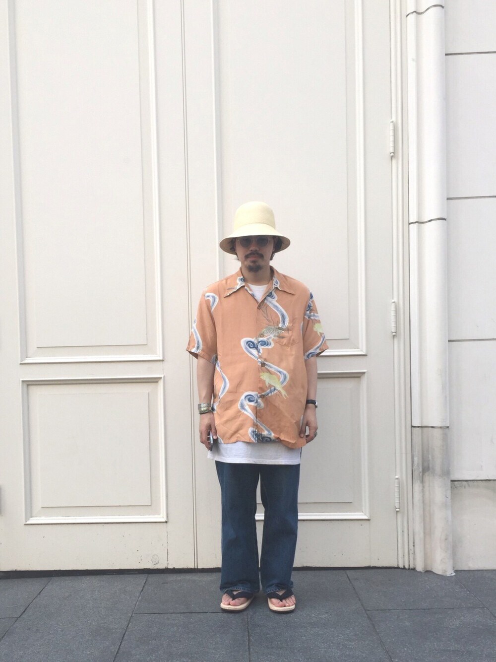 「UNUSED、denim、ONIKI、BEAMS、アロハシャツ、カジュアル、レイヤードスタイル、下駄、夏、ハット」｜「UNUSEDのアイテム（ハット、ベージュ系）」を使った、toshiya kato／加藤 寿弥さん（メンズ・166cm）の春コーディネートの1枚目の写真