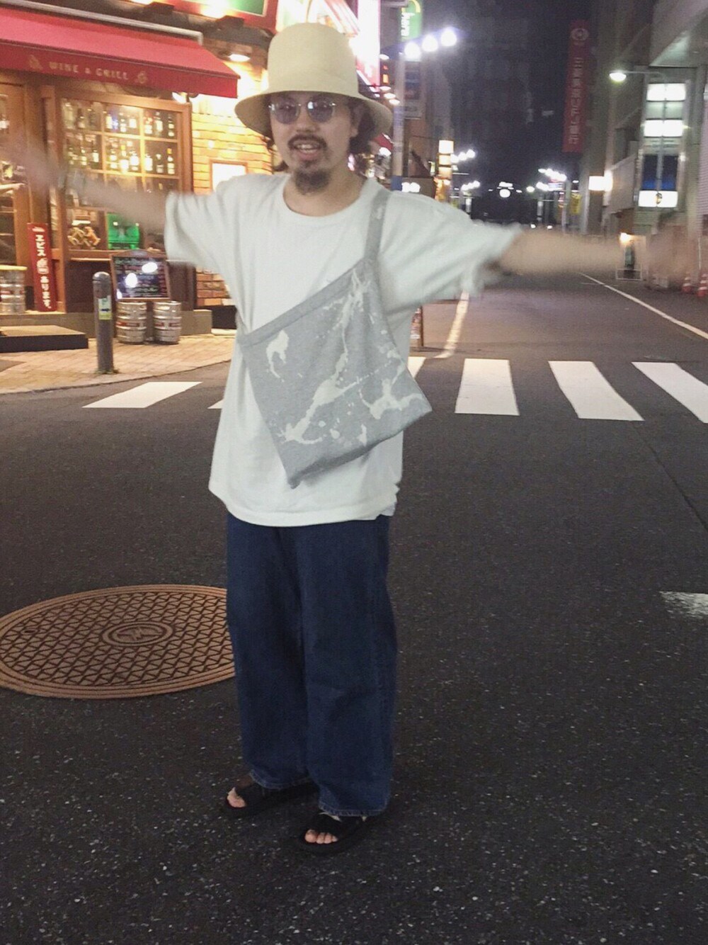 「UNUSED、Champion、ONIKI、BUZZ RICKSON'S、BEAMS、BEAMS BOY、サコッシュ、休日スタイル、ビッグT、デニム」｜「Buzz Rickson'sのBUZZ RICKSON'S×BEAMS BOY / ブリーチスウェット サコッシュ（ショルダーバッグ、グレー系）」を使った、toshiya kato／加藤 寿弥さん（メンズ・166cm）の夏コーディネートの1枚目の写真