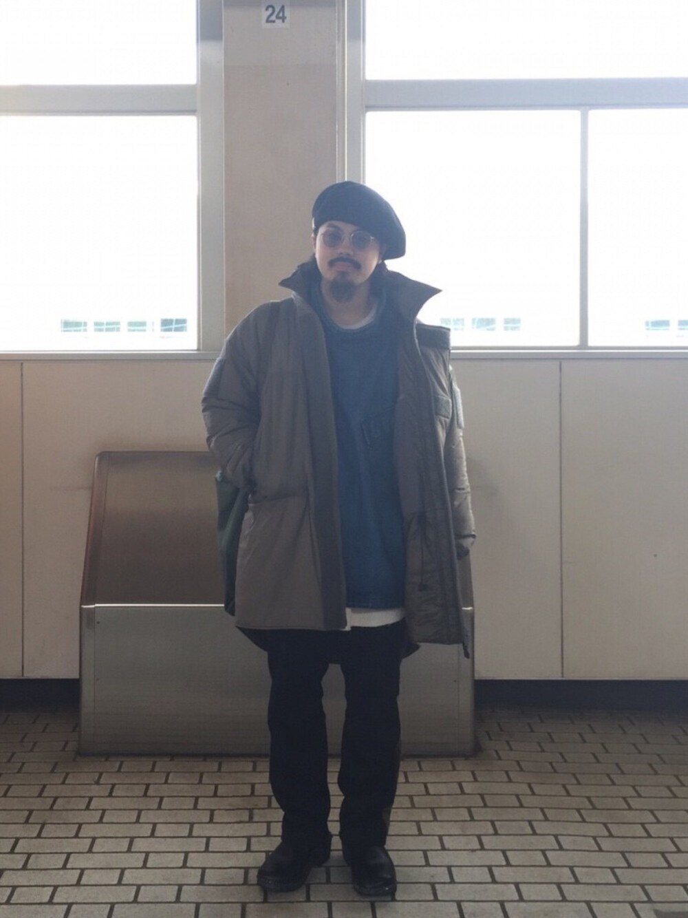 「秋コーデ、カジュアルコーデ、冬、ダウンジャケット、カーキ、ベレー帽、WILDTHINGS、mountain research、N.HOOLYWOOD、COMME des GARCONS」｜「N.HOOLYWOODのアイテム（ダウンジャケット/コート、グリーン系）」を使った、toshiya kato／加藤 寿弥さん（メンズ・166cm）の秋コーディネートの1枚目の写真