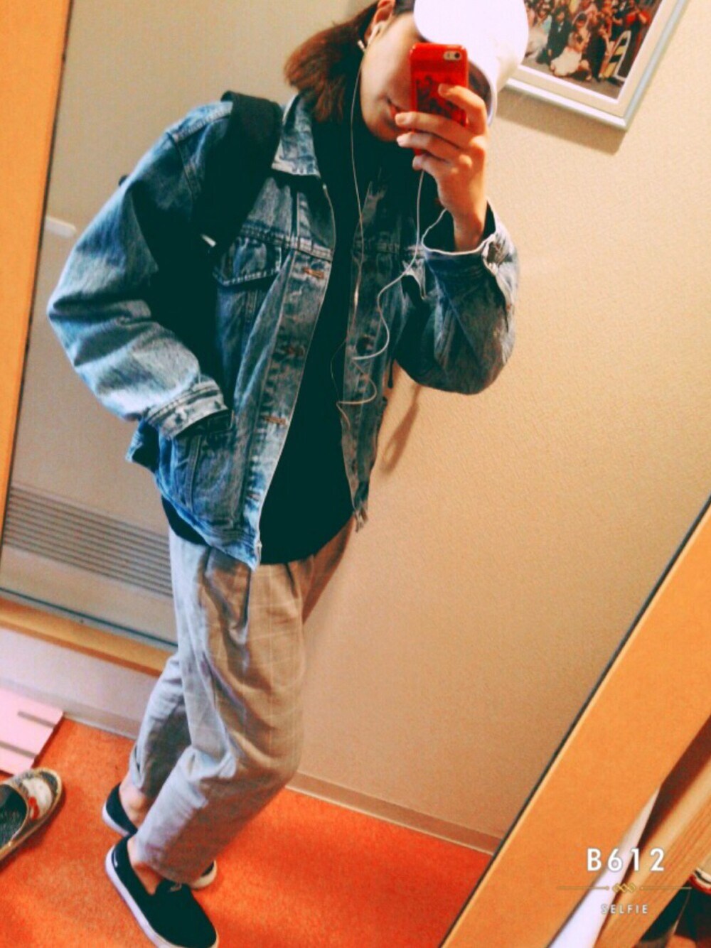 ブルー系のデニムジャケット、ブルー系のニット/セーター、グレー系のチノパンツを着用したレディースの冬コーディネートの1枚目の写真