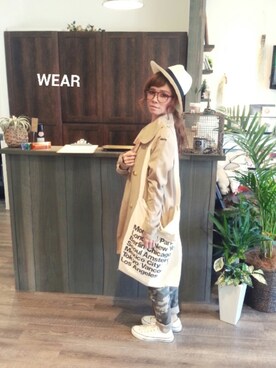 「白いスニーカー」｜「アイテム（トレンチコート）」を使った、SHIORI HIRAI◡̈さん（レディース・153cm）の春コーディネート
