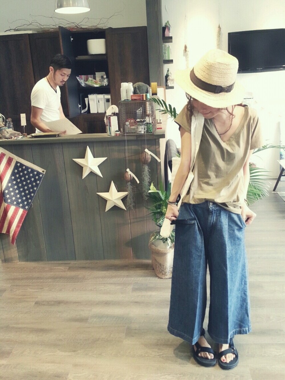 グリーン系のTシャツ/カットソー、ブルー系のデニムパンツ、ブラック系のサンダルを着用したレディースの夏コーディネートの1枚目の写真