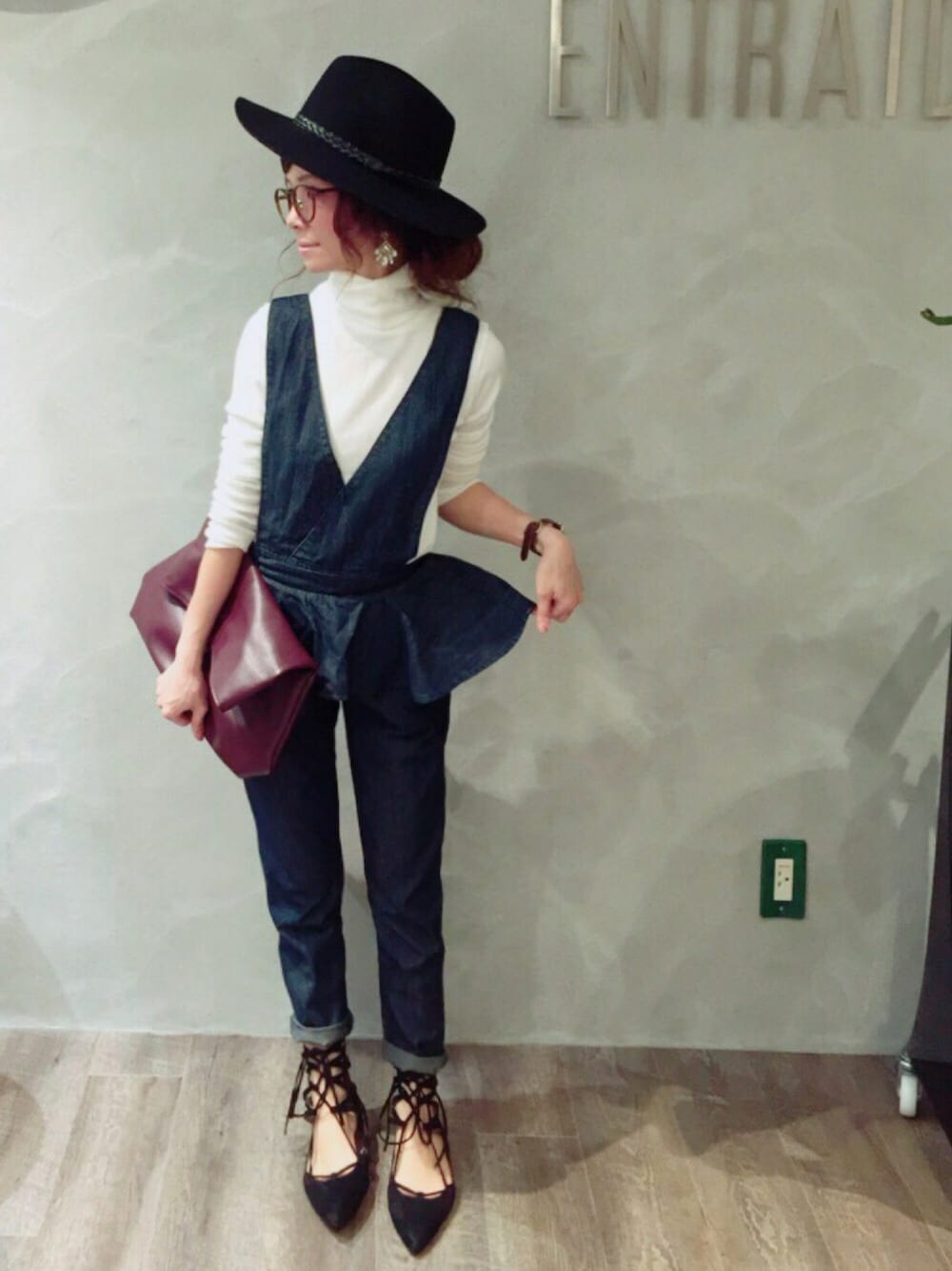 ホワイト系のTシャツ/カットソー、ブラック系のその他シューズ、レッド系のクラッチバッグを着用したレディースの春コーディネートの1枚目の写真