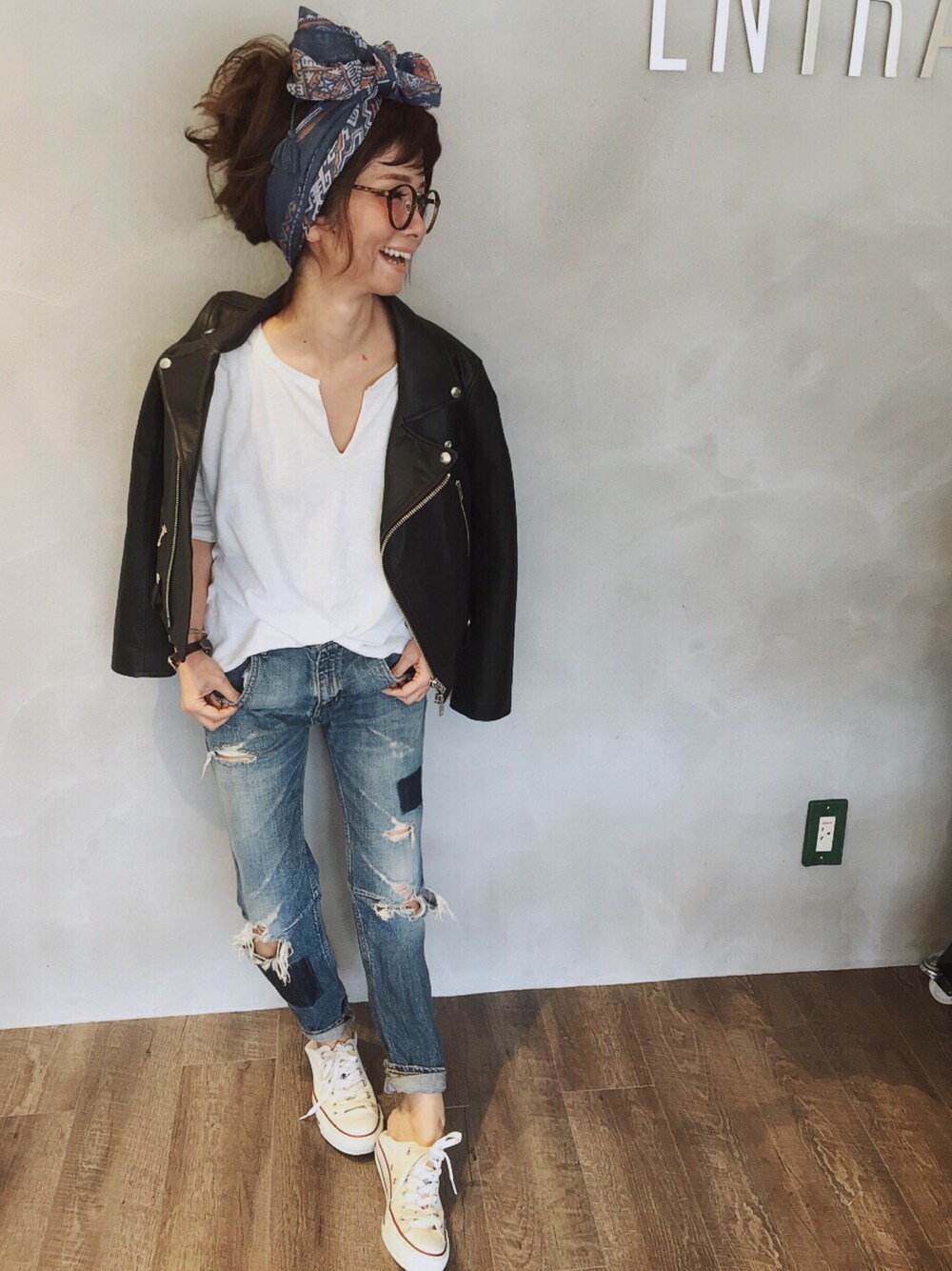 ホワイト系のTシャツ/カットソー、ブラック系のライダースジャケット、ブルー系のデニムパンツを着用したレディースの春コーディネートの1枚目の写真