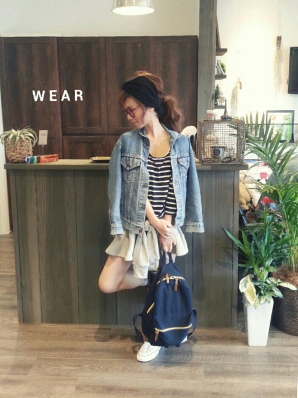 「バックパック、ヘアバンド、converse、Ungrid、moussy、ボーダートップス、白いスニーカー、TODAYFUL、Levis、Gジャン×パーカー」｜「CONVERSEの白コン（スニーカー、ホワイト系）」を使った、SHIORI HIRAI◡̈さん（レディース・153cm）の春コーディネートの1枚目の写真