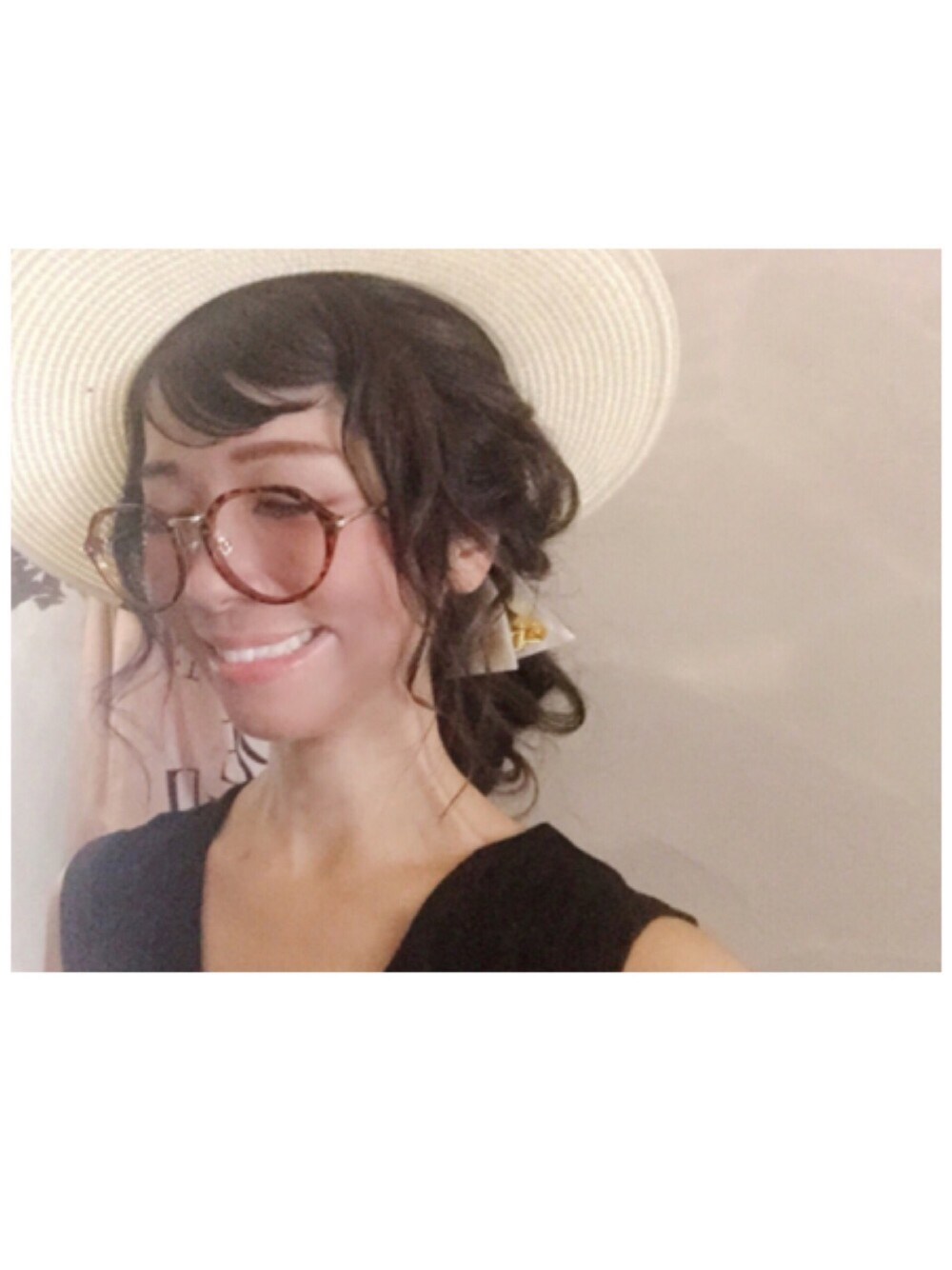 ブラック系のワンピース、ホワイト系のハット、その他のバレッタ/ヘアクリップを着用したレディースの秋コーディネートの1枚目の写真