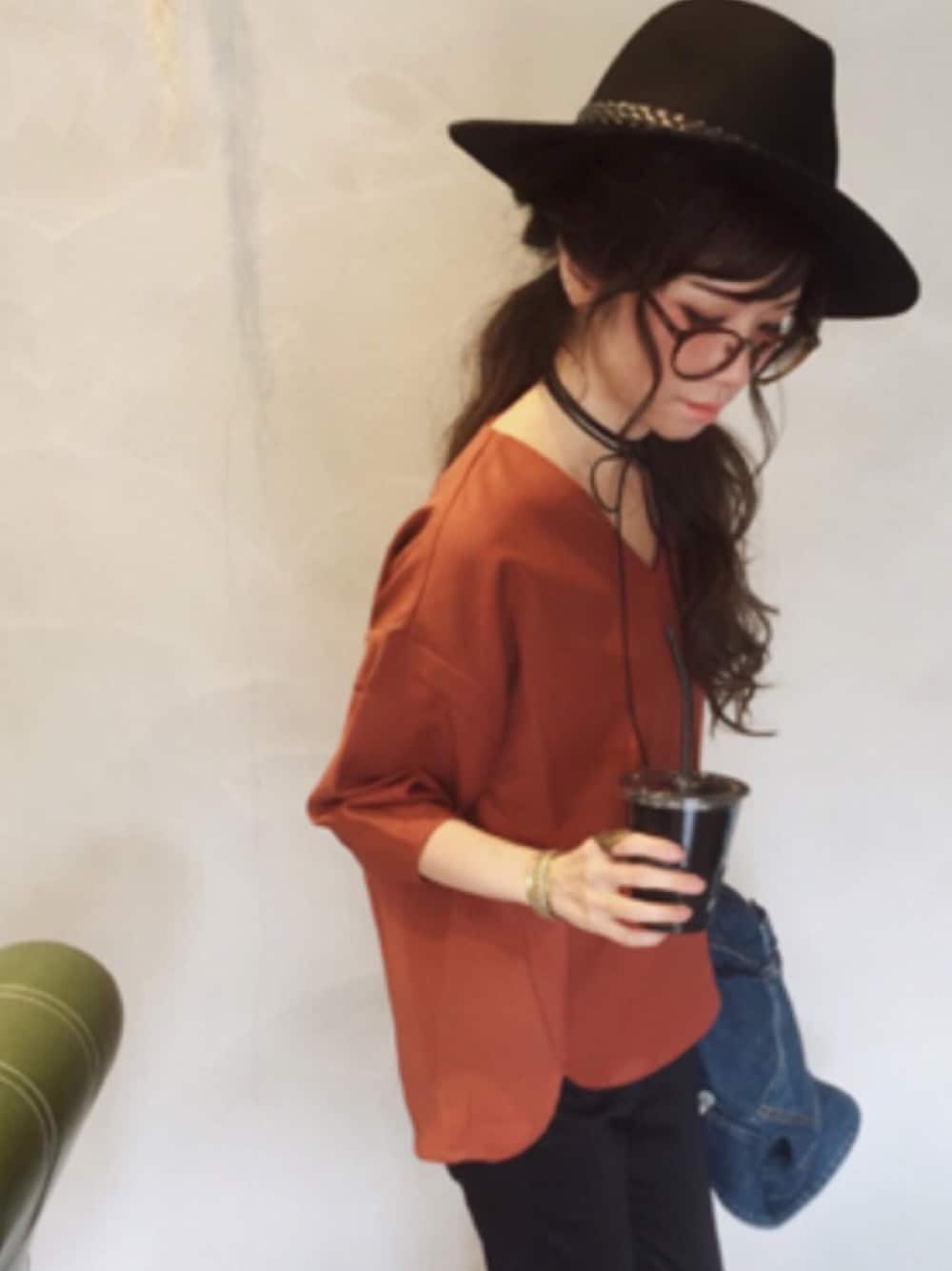 ブラウン系のシャツ/ブラウス、ブラック系のその他パンツ、ブルー系のデニムジャケットを着用したレディースの秋コーディネートの1枚目の写真