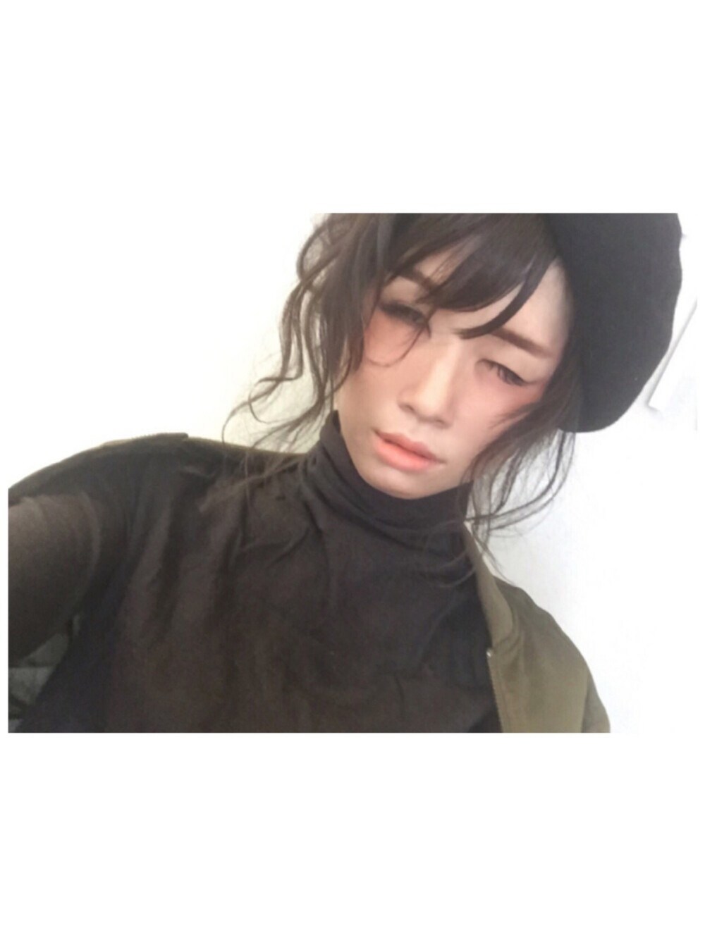 グレー系のTシャツ/カットソー、グリーン系のMA-1、オレンジ系の口紅/リップティント/グロスを着用したレディースの秋コーディネートの1枚目の写真