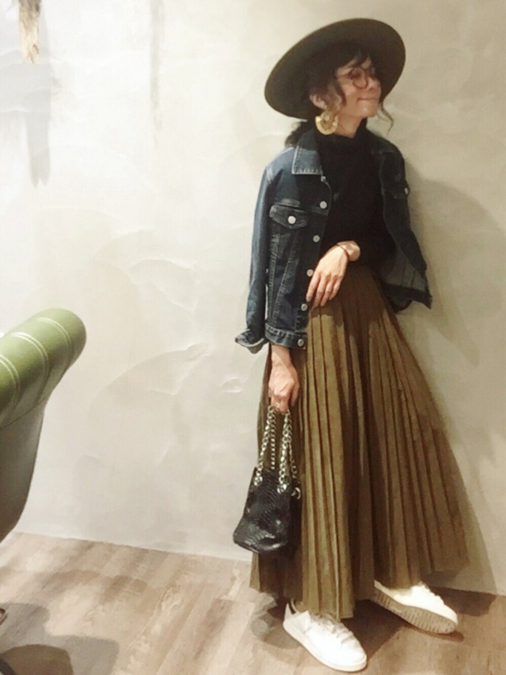 「シンプルコーデ、オトナカジュアル、パンツスタイル、タートルネック、スタンスミス、ママコーデ、美容師、WEARISTAお気に入りアウターコーデ、プリーツパンツ」｜「TODAYFULのストーンビーズイヤリング（ピアス（両耳用）、ゴールド系）」を使った、SHIORI HIRAI◡̈さん（レディース・153cm）の秋コーディネートの1枚目の写真
