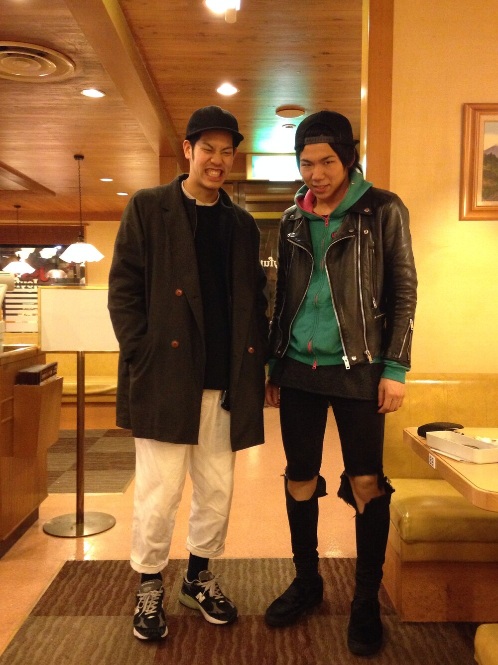 ホワイト系のデニムパンツ、ブラック系のライダースジャケットを着用したメンズの春コーディネートの1枚目の写真