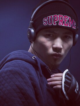 「Supreme （シュプリーム）のアイテム（ニットキャップ/ビーニー、ブラック系）」を使った、Editor Songさん（メンズ・171cm）の冬コーディネート