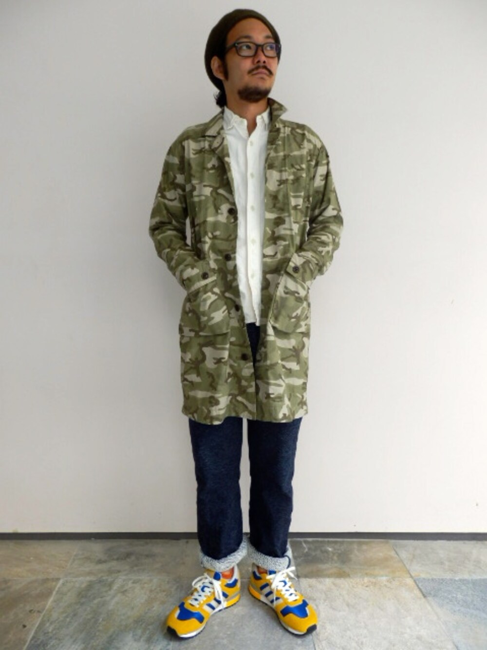 「SUNNY SPORTS、WEAR始めました！、カモフラ」｜「kha:ki カモ柄コート（ステンカラーコート、グリーン系）」を使った、Li【リチウム】さん（メンズ・173cm）の秋コーディネートの1枚目の写真