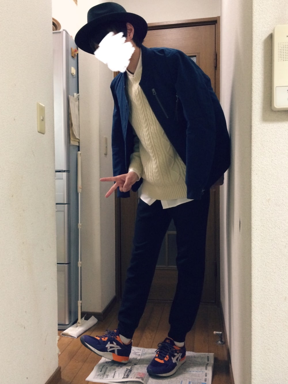 パープル系のスニーカー、ブラック系のバックパック/リュック、ブラック系のその他パンツを着用したメンズの冬コーディネートの1枚目の写真