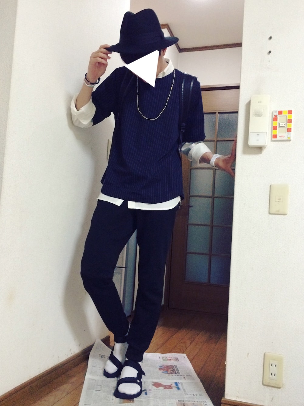 ブラック系のサンダル、ブラック系のその他パンツ、ブルー系のシャツ/ブラウスを着用したメンズの春コーディネートの1枚目の写真