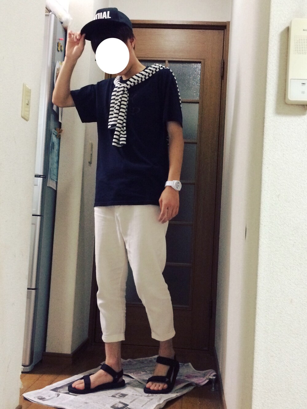 ブラック系のトップス、ブラック系のTシャツ/カットソー、ホワイト系のその他パンツを着用したメンズの夏コーディネートの1枚目の写真