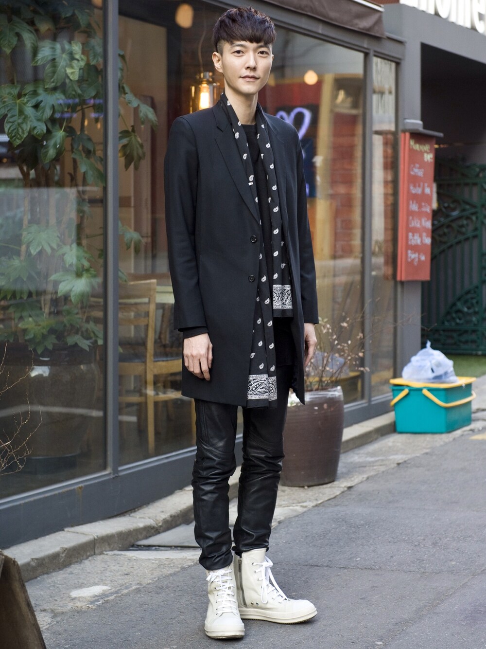 「Munsoo Kwon」｜「N.HOOLYWOODのアイテム（テーラードジャケット、ブラック系）」を使った、Munsoo Kwonさん（メンズ・179cm）の夏コーディネートの1枚目の写真