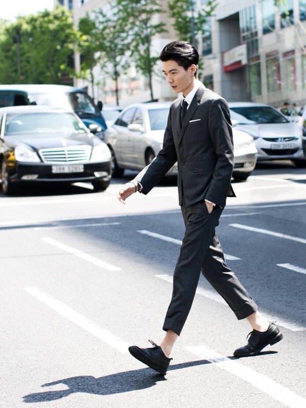 「Munsoo Kwon」｜「THOM BROWNEのアイテム（スーツジャケット、グレー系）」を使った、Munsoo Kwonさん（メンズ・179cm）の夏コーディネートの1枚目の写真