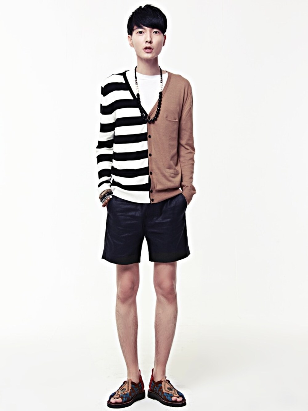 「Munsoo Kwon」｜「MUNSOO KWONのアイテム（カーディガン/ボレロ、その他）」を使った、Munsoo Kwonさん（メンズ・179cm）の夏コーディネートの1枚目の写真