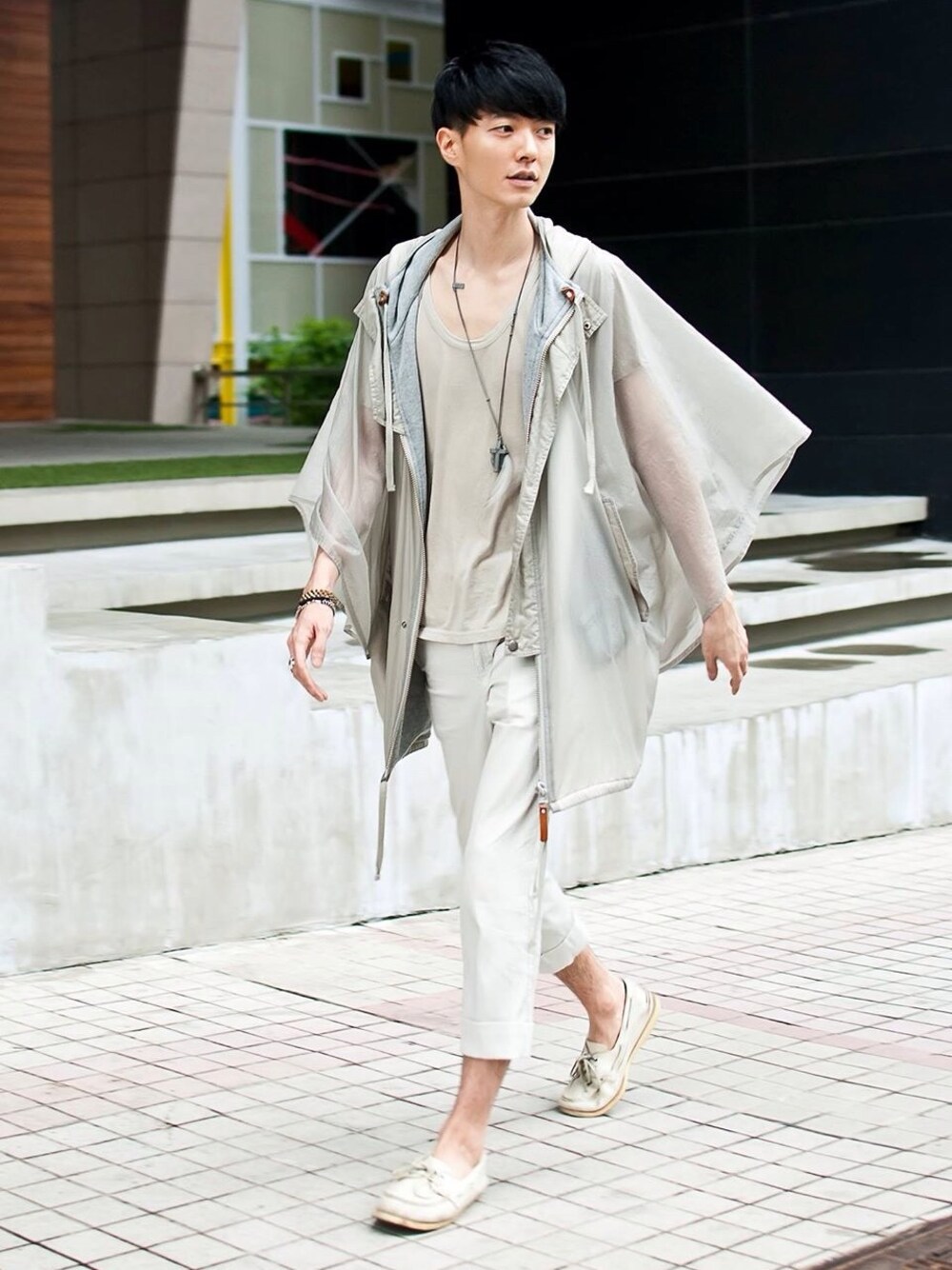 「Munsoo Kwon」｜「COSMIC WONDERのアイテム（ポンチョ、ベージュ系）」を使った、Munsoo Kwonさん（メンズ・179cm）の夏コーディネートの1枚目の写真