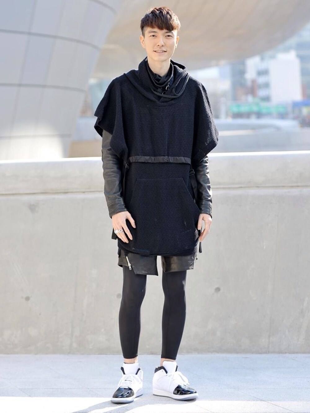 「Munsoo Kwon」｜「DAMIR DOMAのアイテム（ポンチョ、ブラック系）」を使った、Munsoo Kwonさん（メンズ・179cm）の夏コーディネートの1枚目の写真