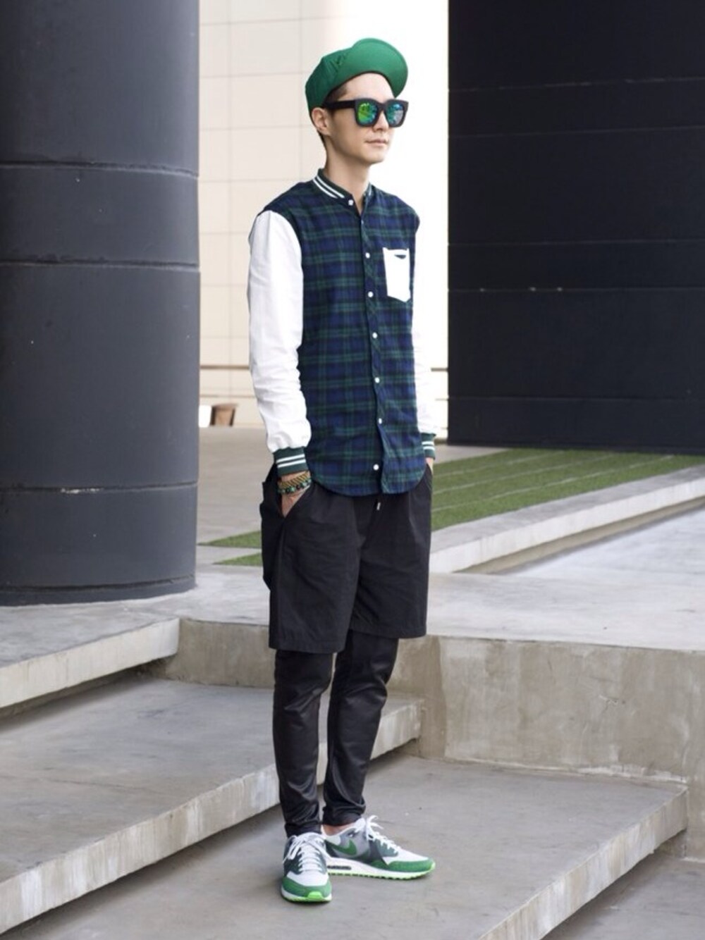 「Munsoo Kwon、shirts」｜「KENZOのアイテム（キャップ、グリーン系）」を使った、Munsoo Kwonさん（メンズ・179cm）の秋コーディネートの1枚目の写真