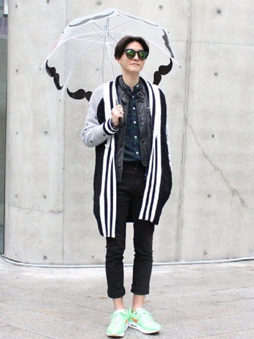 「stripe、Munsoo Kwon」｜「MUNSOO KWONのアイテム（ニット/セーター、ブラック系）」を使った、Munsoo Kwonさん（メンズ・179cm）の秋コーディネートの1枚目の写真
