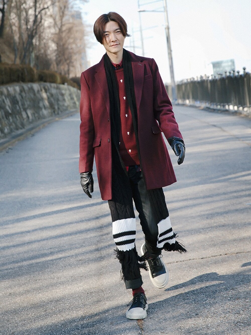 「Munsoo Kwon、coat」｜「MUNSTRUCTIONのアイテム（ダウンジャケット/コート、レッド系）」を使った、Munsoo Kwonさん（メンズ・179cm）の冬コーディネートの1枚目の写真